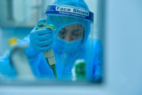 Cận cảnh trắng đêm xét nghiệm mẫu bệnh phẩm liên quan 'bệnh nhân 435' 