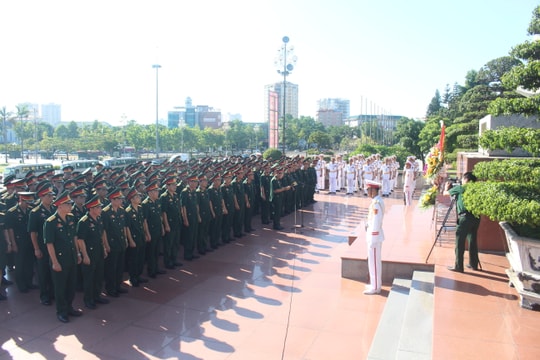 Đoàn đại biểu Đảng bộ Quân khu 4 báo công với Bác Hồ tại Quảng trường Hồ Chí Minh