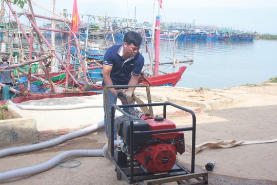 Nghệ An: Hỗ trợ ngư dân máy bơm nước di động phòng cháy nổ trên tàu cá