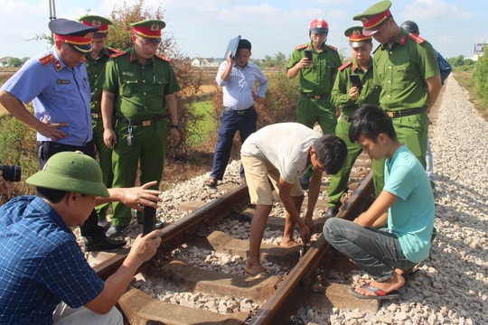 Thiếu tiền chơi game, 2 thanh niên rủ nhau tháo đường tàu đem bán
