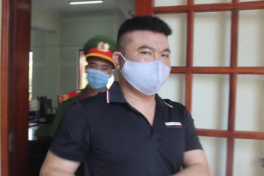 Mâu thuẫn tình cảm, gã đàn ông đổ xăng đốt nhà người tình