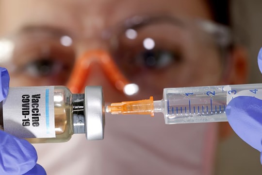 Thế giới tuần qua: Giá vàng tăng kỷ lục; Cấp bách cuộc đua sản xuất vaccine phòng Covid