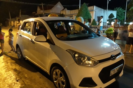 Mang lồng chim đi taxi, khách bị tài xế rút dao đâm trọng thương