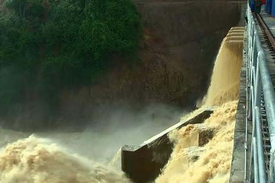 Mưa lớn kéo dài, nhiều thủy điện ở Nghệ An tiến hành xả lũ 