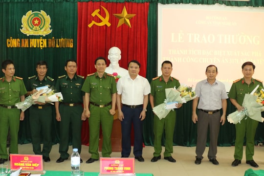 Khen thưởng chuyên án bắt đối tượng 'xách' 7 kg ma túy xuyên rừng trong đêm