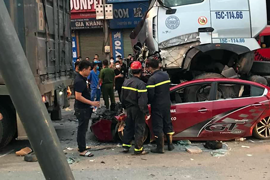 Dừng đèn đỏ, ô tô con bị xe container đè nát khiến 4 người thương vong