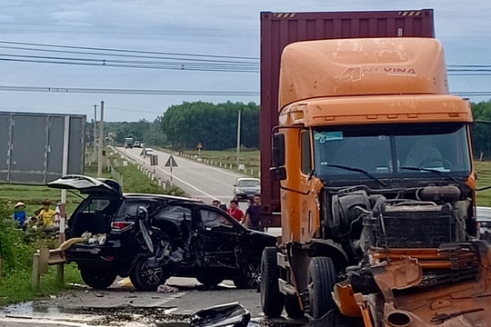 Đối đầu xe container trên đường N5 Nghệ An, xe 7 chỗ nát bét, 2 trẻ nhỏ thương vong