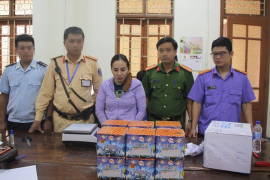 Bắt nữ đối tượng vận chuyển 2kg thuốc phiện và lượng lớn pháo nổ  