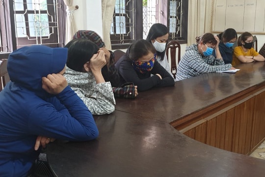 Phá ổ bạc toàn 'quý bà' ở vùng biển Nghệ An