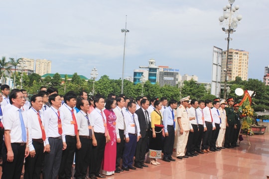 Đại biểu dự Đại hội Thi đua yêu nước tỉnh Nghệ An dâng hoa, tưởng niệm Chủ tịch Hồ Chí Minh