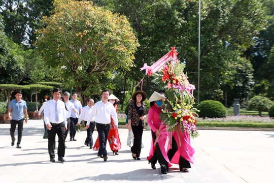 Phó Chủ tịch nước Đặng Thị Ngọc Thịnh dâng hoa, dâng hương tại Khu Di tích Kim Liên