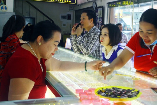 Giá vàng lập 'đỉnh' mới 62 triệu đồng/lượng, người dân TP. Vinh đến tiệm vàng khá đông 