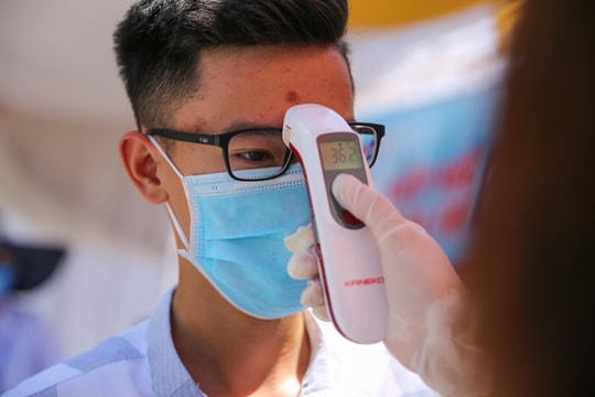 Thí sinh Nghệ An đeo khẩu trang, đo thân nhiệt trong ngày đầu làm thủ tục thi tốt nghiệp THPT