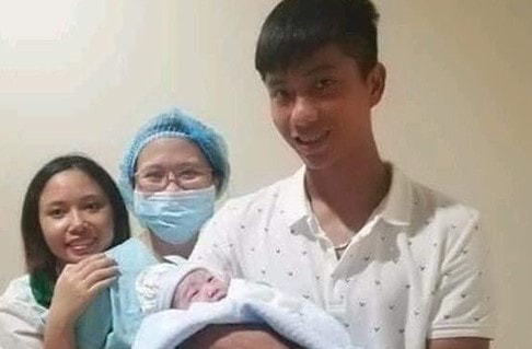'Hé lộ' những hình ảnh đầu tiên của con gái tiền đạo SLNA Phan Văn Đức