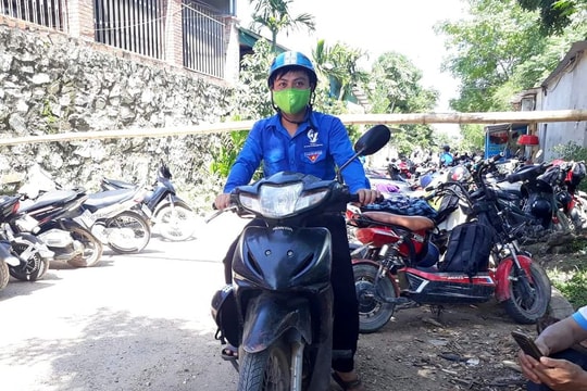 Tình nguyện viên chạy xe ngót 40 km lấy đưa thẻ dự thi cho thí sinh bỏ quên ở nhà  