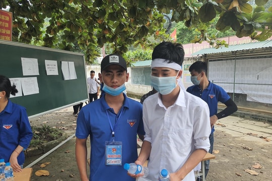 Nén nỗi đau mất cha, thí sinh Nghệ An ngược 150 cây số để đến trường dự thi