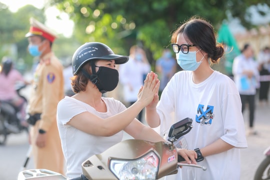 Hình ảnh đẹp của phụ huynh Nghệ An đồng hành cùng sĩ tử Kỳ thi THPT