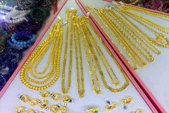 Người dân TP. Vinh đang chủ yếu đi bán vàng khi giá dù giảm vẫn 'neo' ở mức cao 