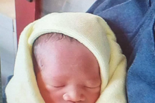 Người dân phát hiện bé trai sơ sinh bị bỏ rơi rất đáng thương