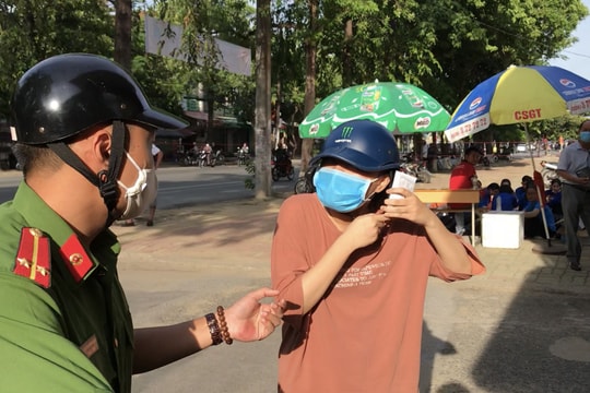 Chiến sỹ công an Nghệ An 'khẩn cấp' chở thí sinh về nhà lấy thẻ kịp dự thi