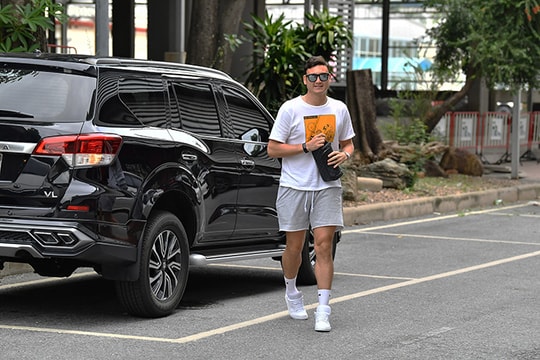 Văn Lâm lái xe bóng loáng đến sân tập