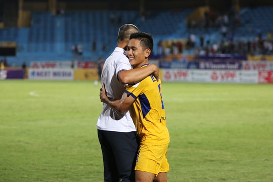 V.League dừng, nhiều cầu thủ SLNA khốn khó