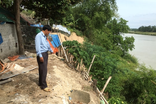 Hút cát Lam giang, hút cả... chân kè!