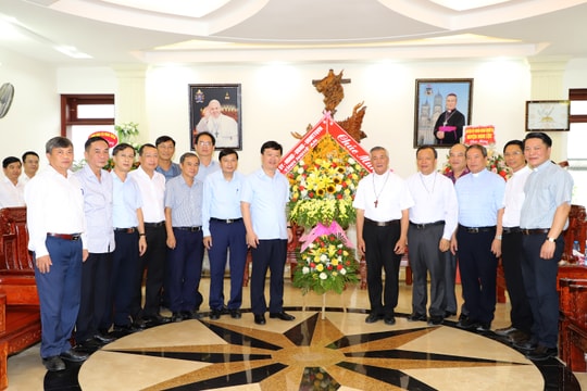Đoàn công tác tỉnh Nghệ An chúc mừng Giáo phận Vinh nhân dịp Lễ Quan thầy  ​
