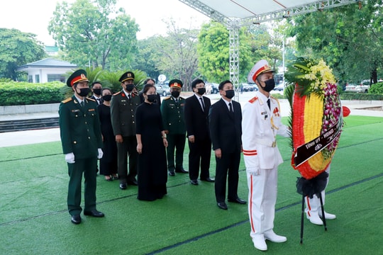 Đoàn đại biểu tỉnh Nghệ An viếng nguyên Tổng Bí thư Lê Khả Phiêu