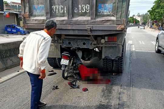 Lao xe máy 'găm' vào đuôi ô tô trên QL1A, nam thanh niên trong tình trạng nguy kịch
