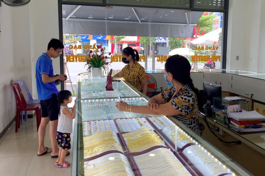 Giá vàng bất ngờ tăng gần 10 triệu đồng/lượng so ngày 12/8, tiệm vàng ở TP Vinh đìu hiu