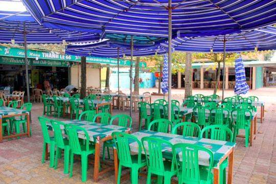 Phố biển Nghệ An đìu hiu, nhiều ki ốt đóng cửa vì ảnh hưởng dịch Covid-19