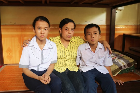 Hai cháu bé mồ côi bố, mẹ bị u não được làng trẻ SOS Vinh đón về chăm nuôi