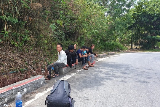 Hành trình 12 tiếng đi bộ vượt đèo Hải Vân của nhóm lao động quê Nghệ An