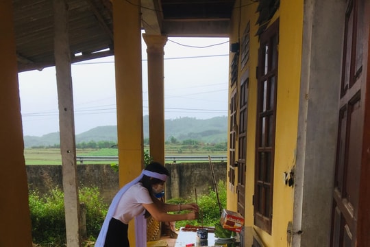 Cô gái trẻ nén nỗi đau mất mẹ, chấp hành vào khu cách ly Covid-19 ở Thanh Chương