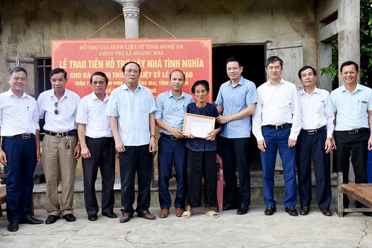 Trao 50 triệu đồng hỗ trợ xây nhà tình nghĩa cho thân nhân liệt sỹ ở thị xã Hoàng Mai