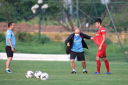 Chân sút U22 Việt Nam được ông Park dạy cách đỡ bóng; Messi tuyên bố muốn rời Barca