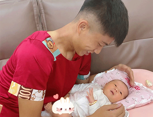 Văn Đức mặc áo của mẹ để chơi với con gái