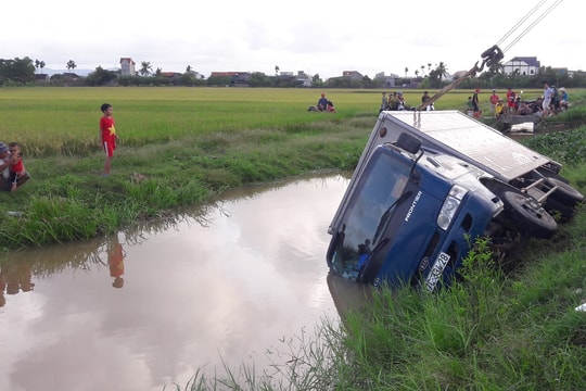 Mất lái, ô tô tải lật nhào dưới mương nước