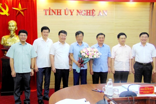 Thường trực Tỉnh ủy Nghệ An gặp mặt cán bộ được nghỉ hưu theo chế độ