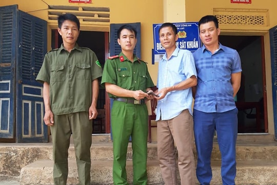 Công an xã ở Nghệ An trao trả ví tiền cho người bị mất