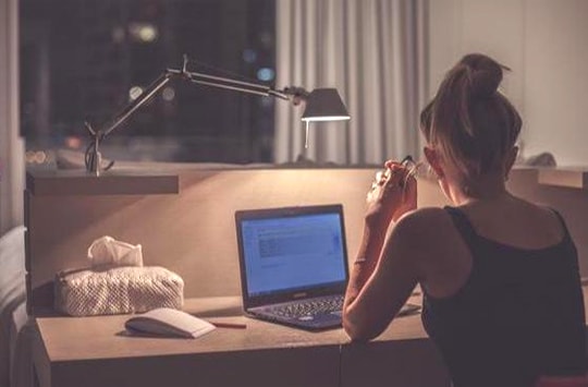 Ba thói quen trước khi ngủ đang rút ngắn tuổi thọ của bạn