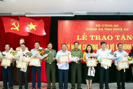 Bộ Công an tặng Kỷ niệm chương cho 9 cá nhân ở Nghệ An