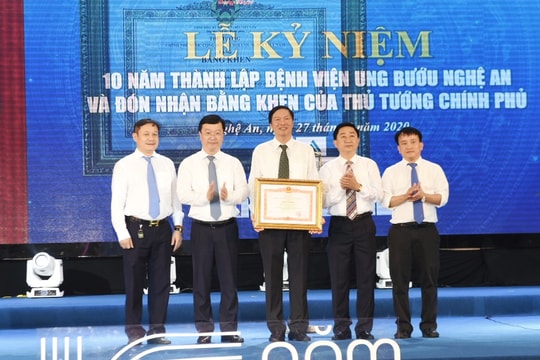 Bệnh viện Ung bướu Nghệ An đón nhận Bằng khen của Thủ tướng Chính phủ