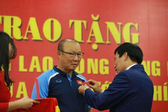 Nhận vinh dự đặc biệt, HLV Park Hang-seo cảm ơn nhân dân Việt Nam