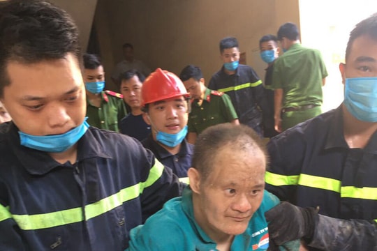 Người đàn ông mắc kẹt giữa 2 căn nhà ở thành phố Vinh