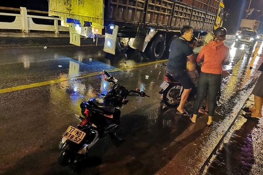 Nghệ An: Tạm giữ tài xế ô tô chạy lấn làn khiến nam sinh 12 tuổi tử vong