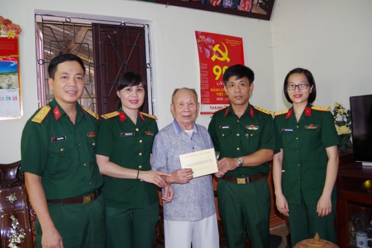 Bộ CHQS Nghệ An thăm, tặng quà lão thành cách mạng, cán bộ tiền khởi nghĩa