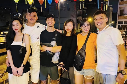 Công Phượng dẫn vợ đi tụ tập bạn bè tại nhà hàng cùng góp vốn chung với bạn thân