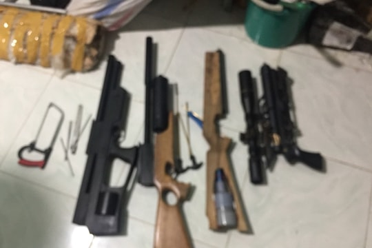 Bắt 2 nam thanh niên thuê nhà tự sản xuất súng